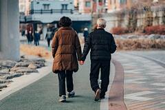 Найден способ замедлить старение с помощью ходьбы