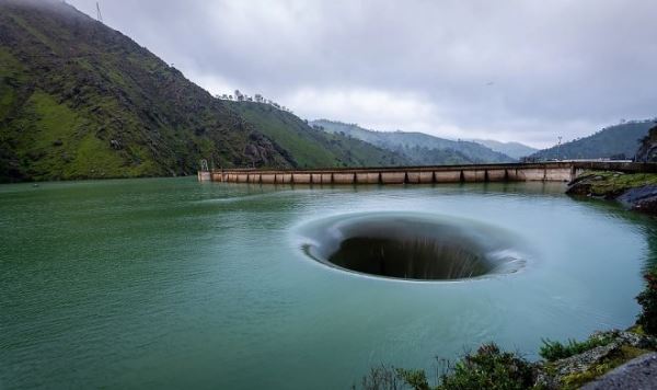 В Калифорнии разверзлась дыра в воде — и это не оптическая иллюзия