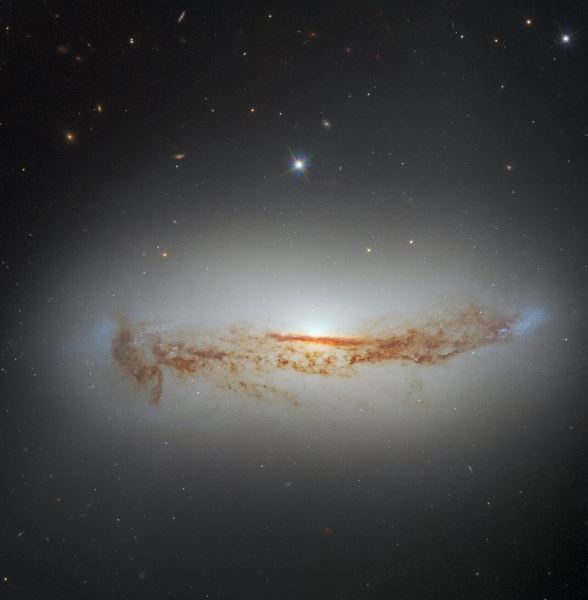 «Hubble» сфотографировал скрывающую яркое сердце галактику