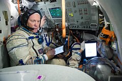Космонавты на МКС провели тренировку в скафандрах