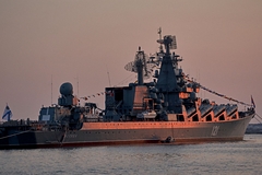 Крейсер «Москва» отбуксируют в порт